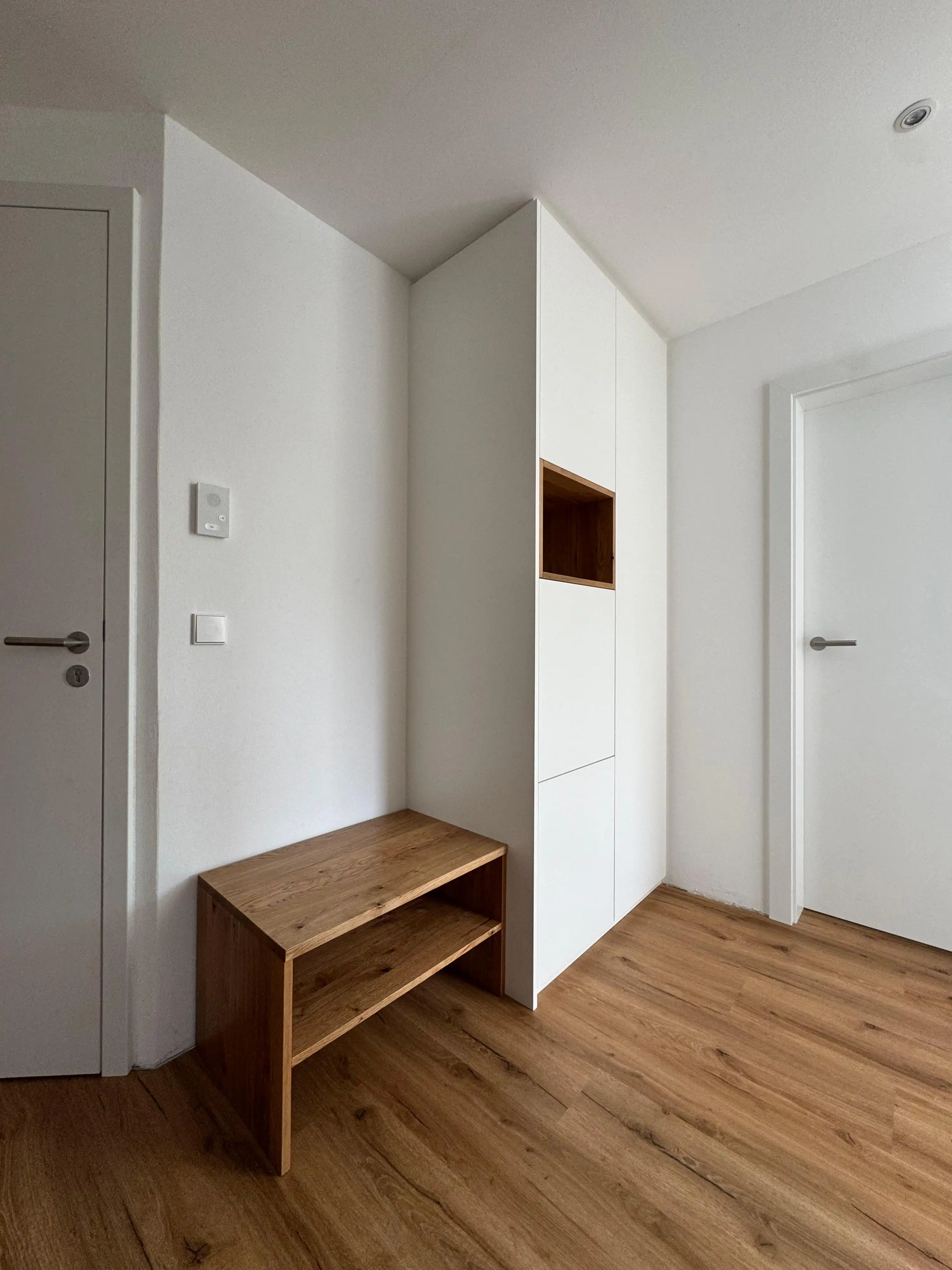 Einbauschrank mit Sitzbank in weiß und Eiche geölt