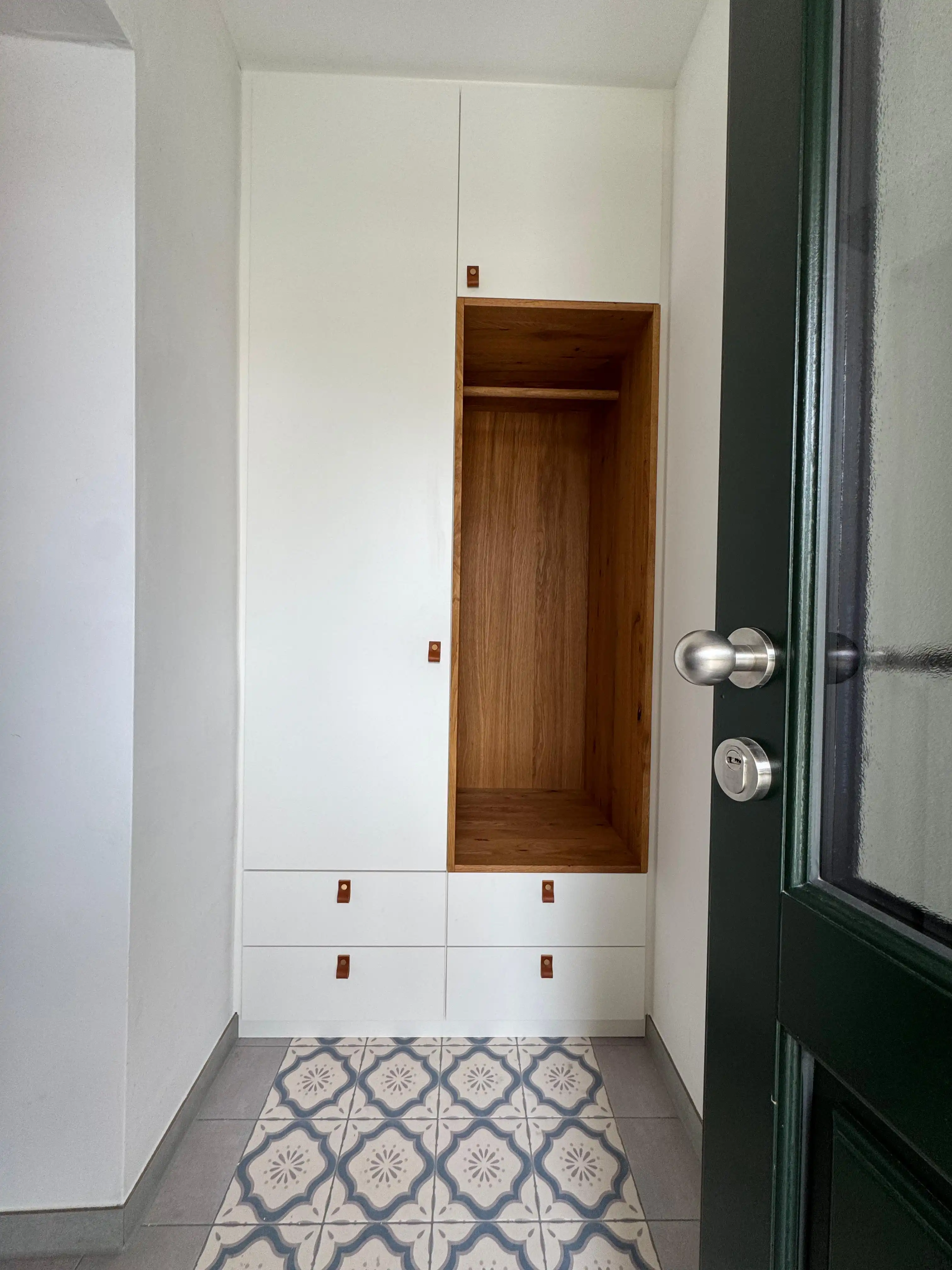 Garderobe in weiß und Eiche geölt