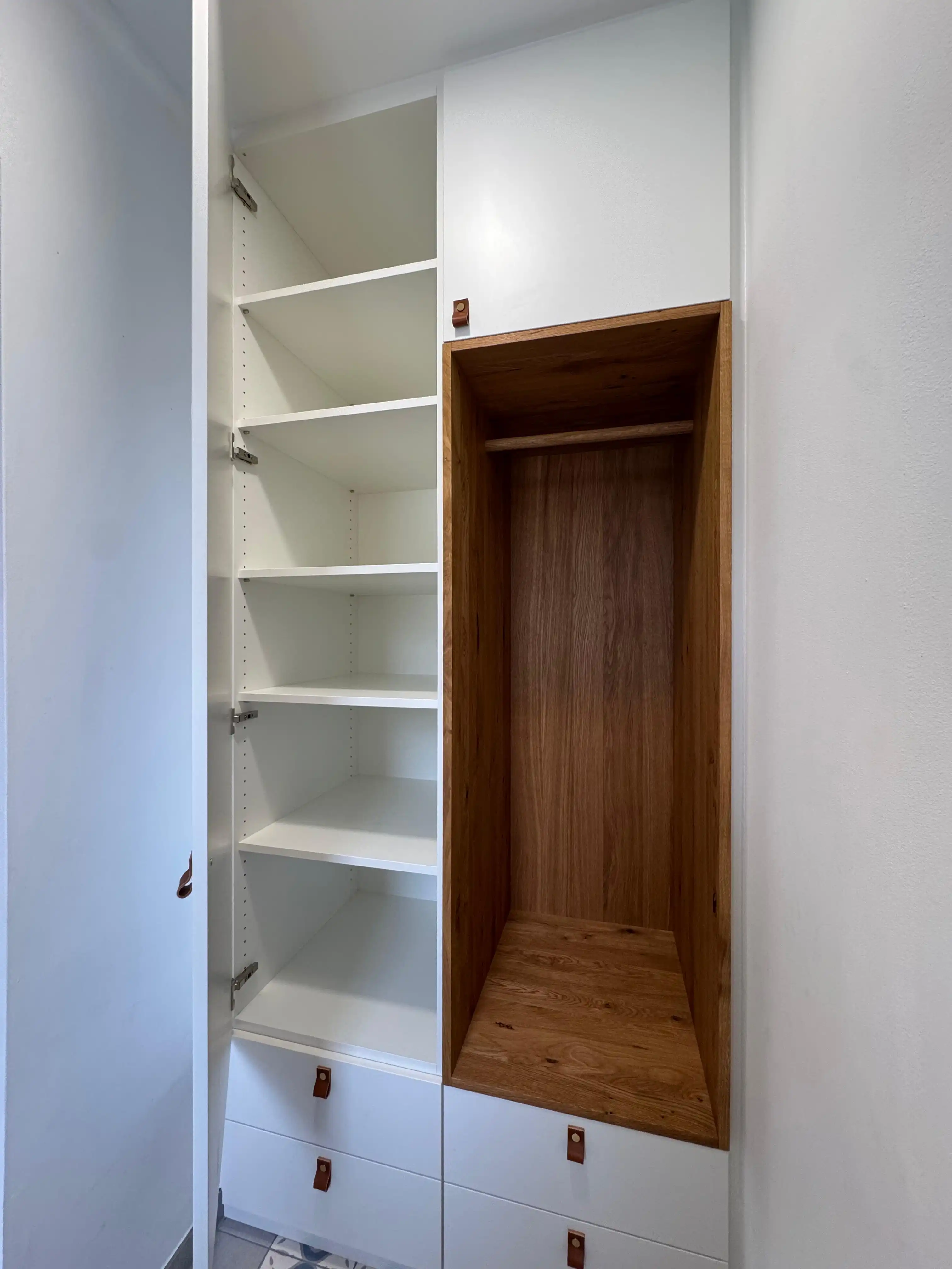 Garderobe in weiß und Eiche geölt