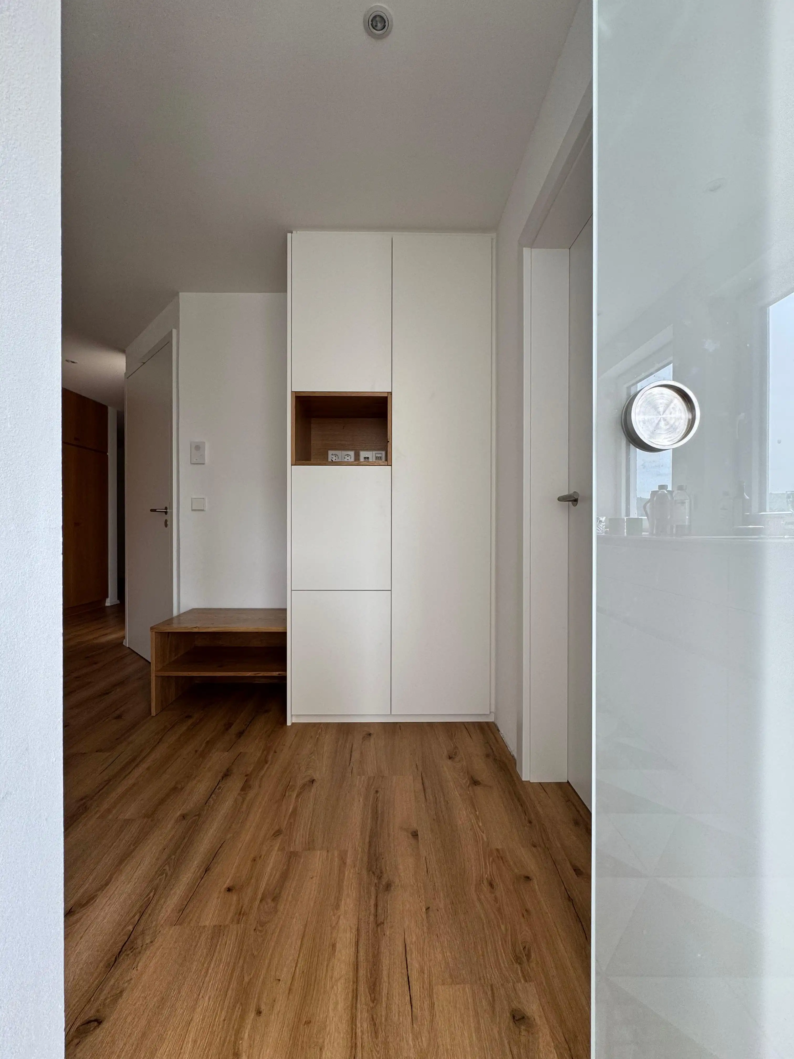 Einbauschrank in weiß und Sitzbank in Eiche geölt