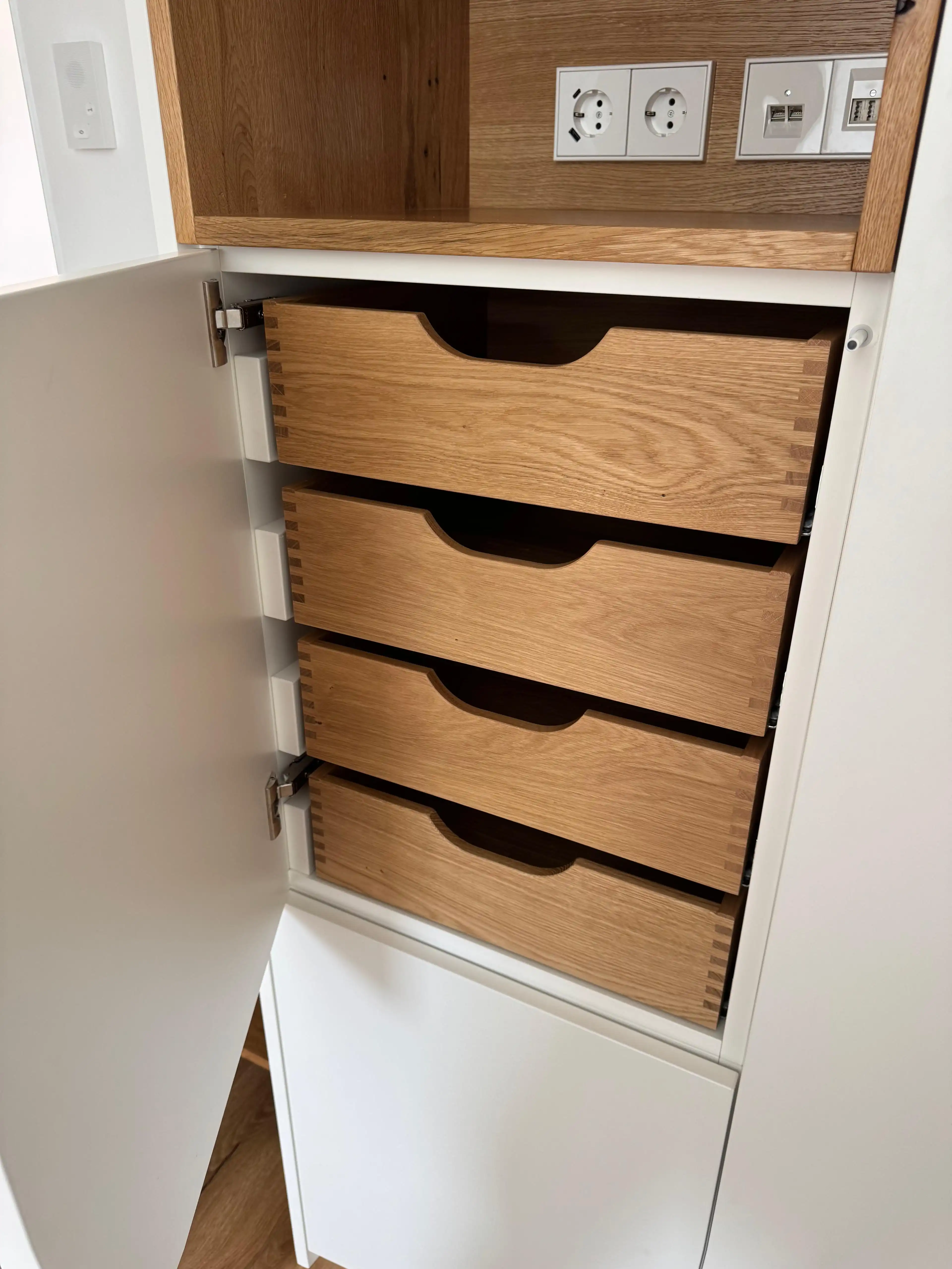 Einbauschrank in weiß und Sitzbank in Eiche geölt