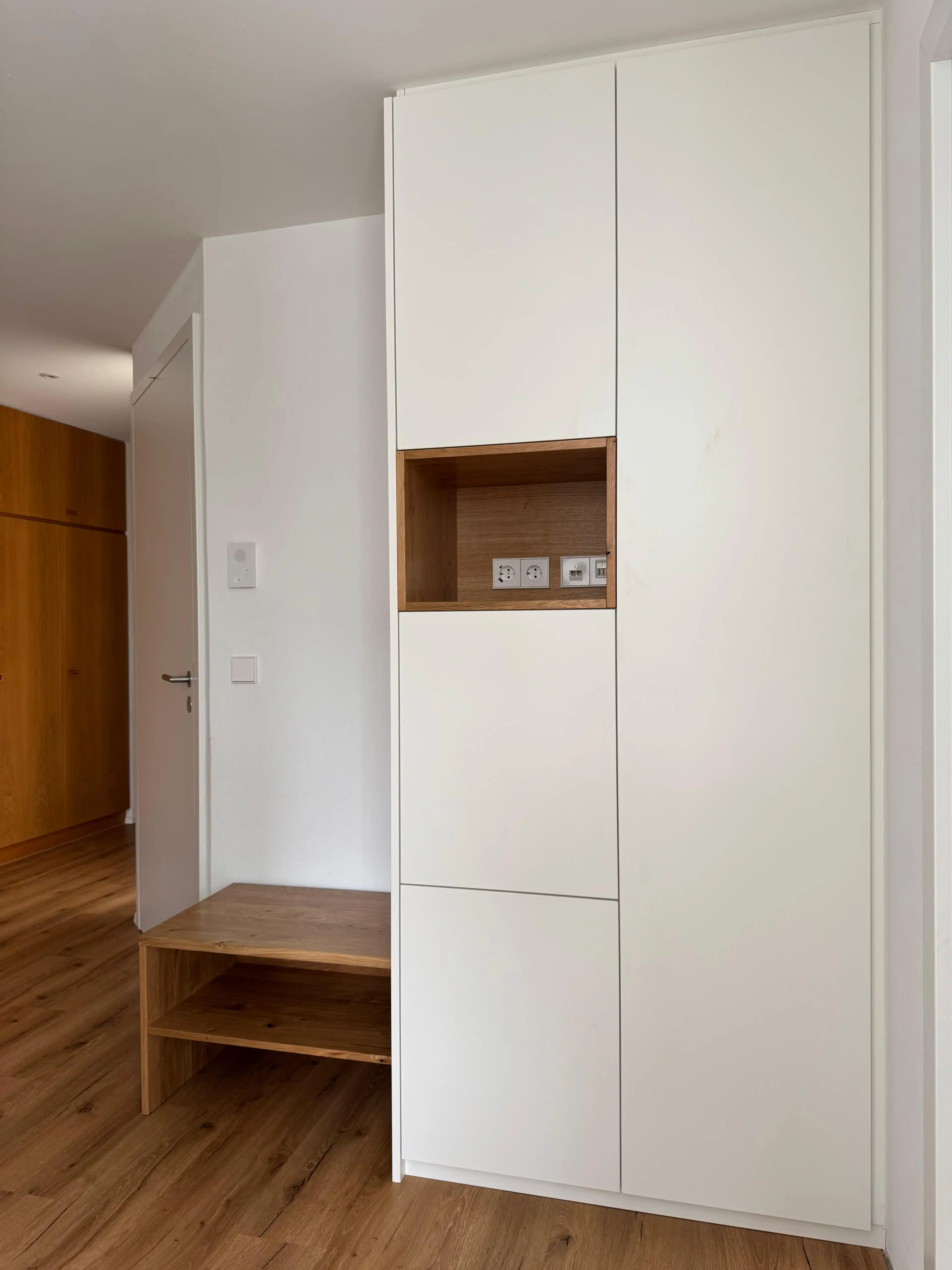 Einbauschrank in weiß und Sitzbank in Eiche geölt