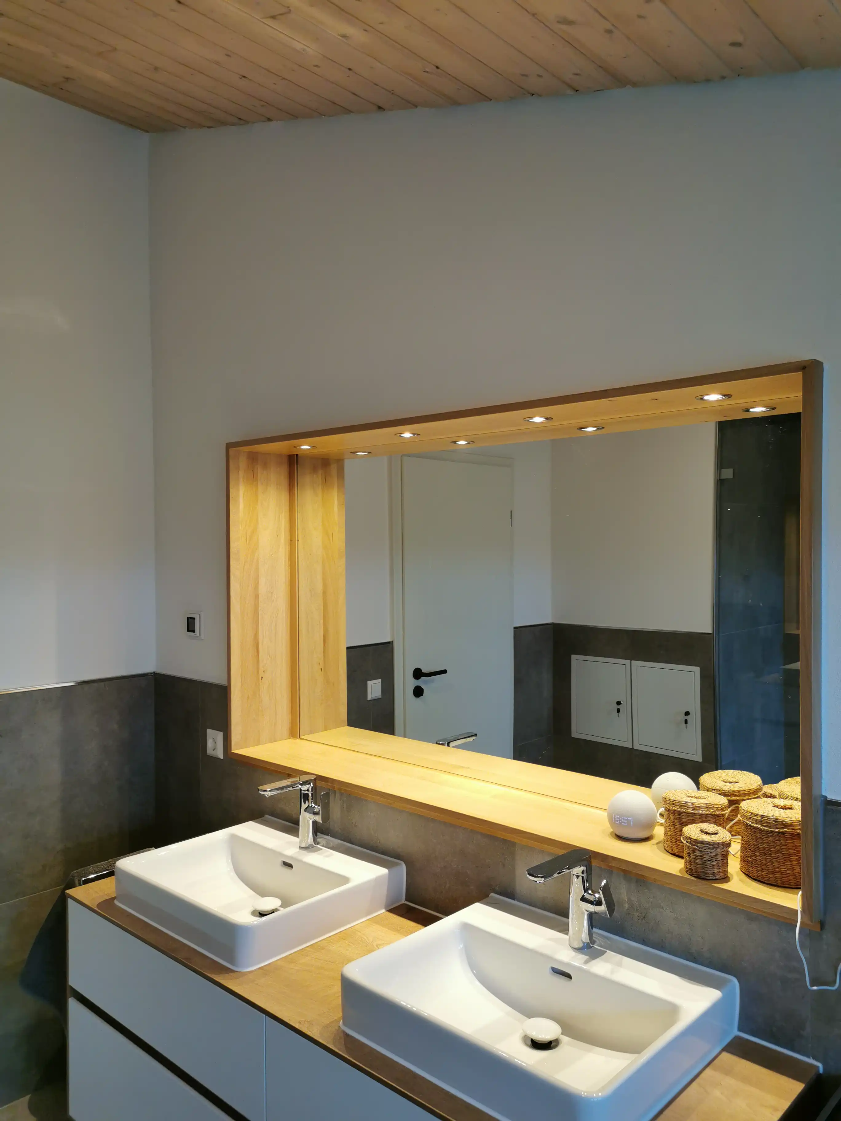 Spiegelumrahmung in Eiche massiv mit integrierten LED Spots