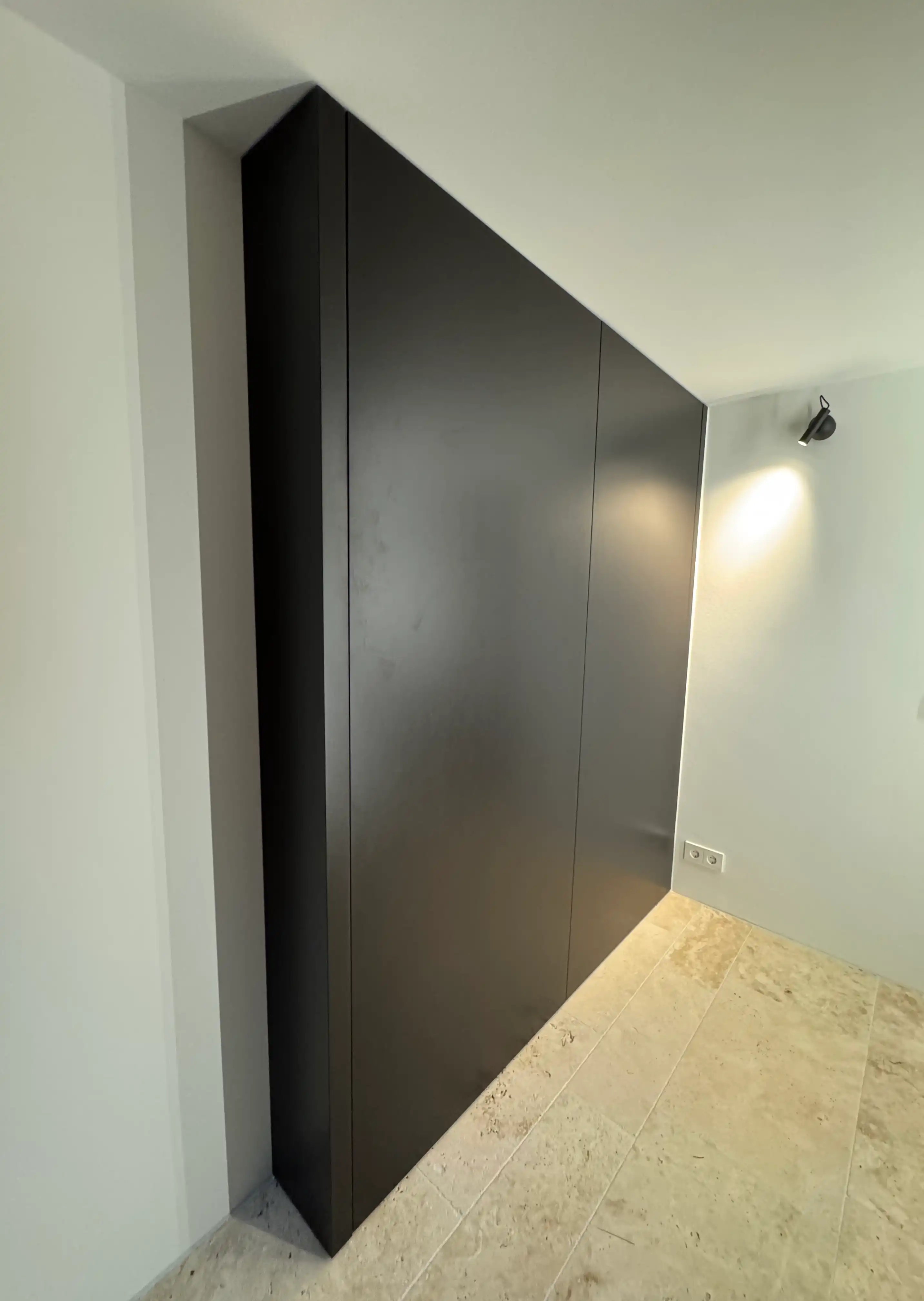 Wandschrank in durchgefärbtem MDF