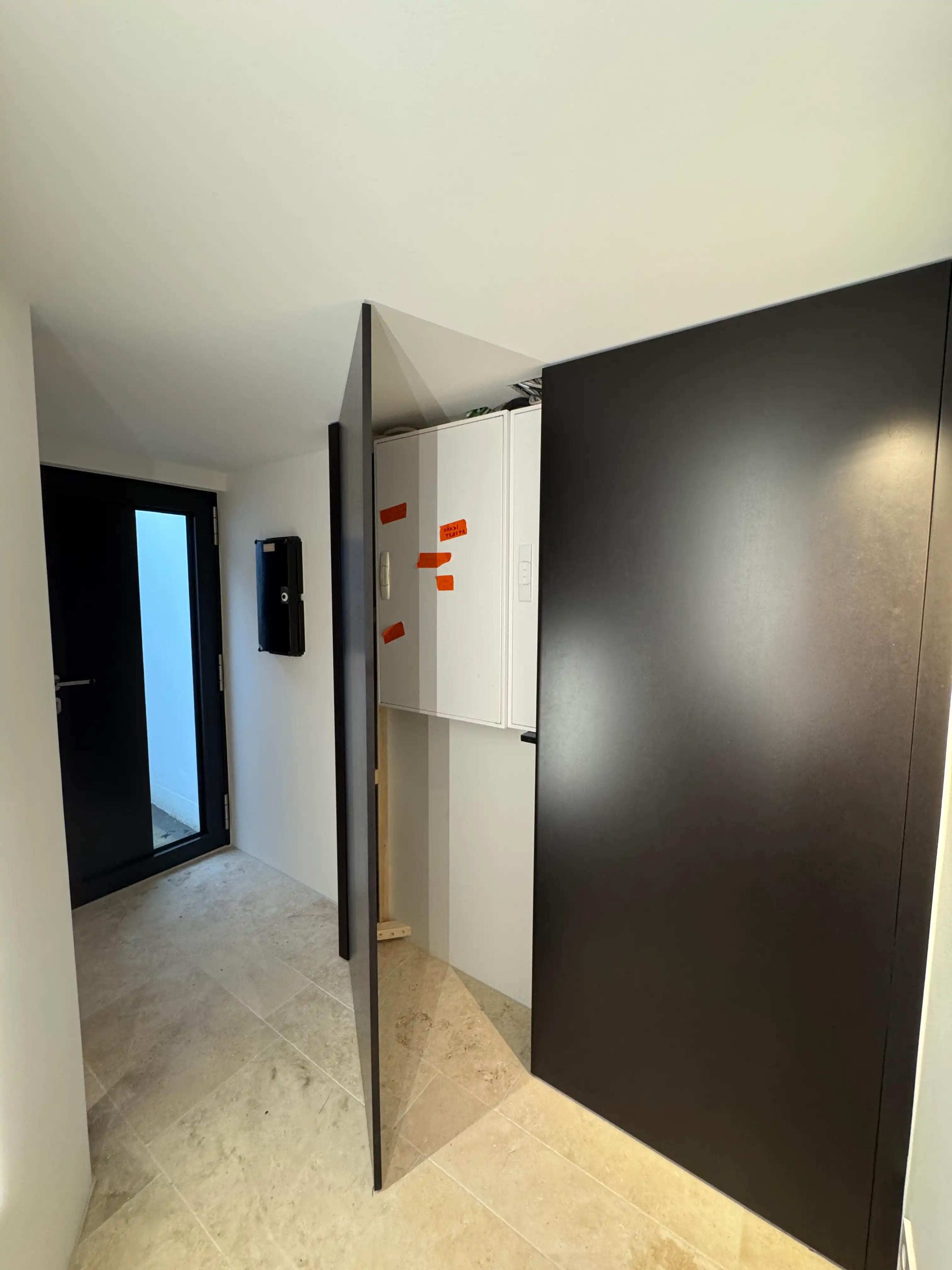 Wandschrank in durchgefärbtem MDF
