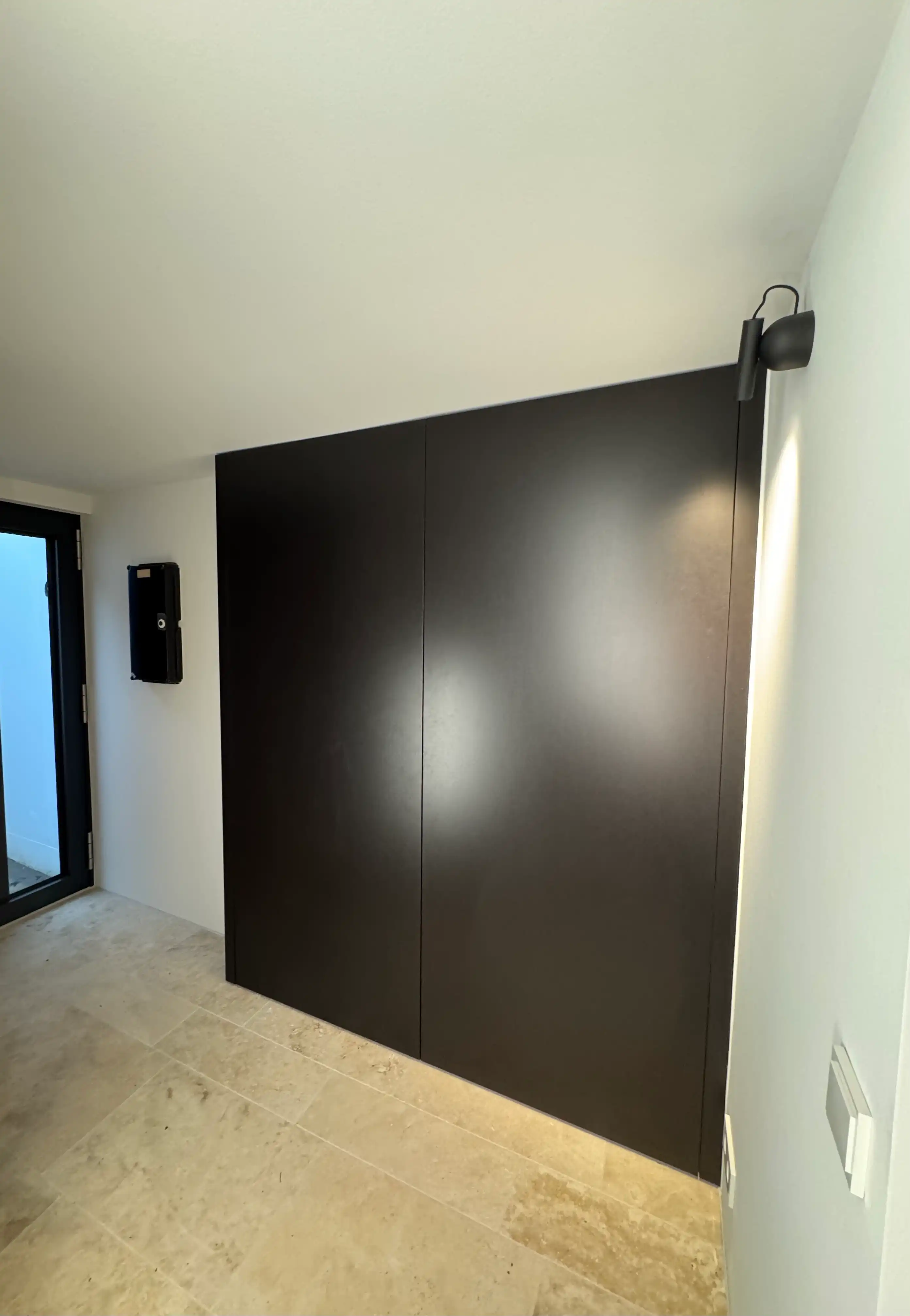 Wandschrank in durchgefärbtem MDF
