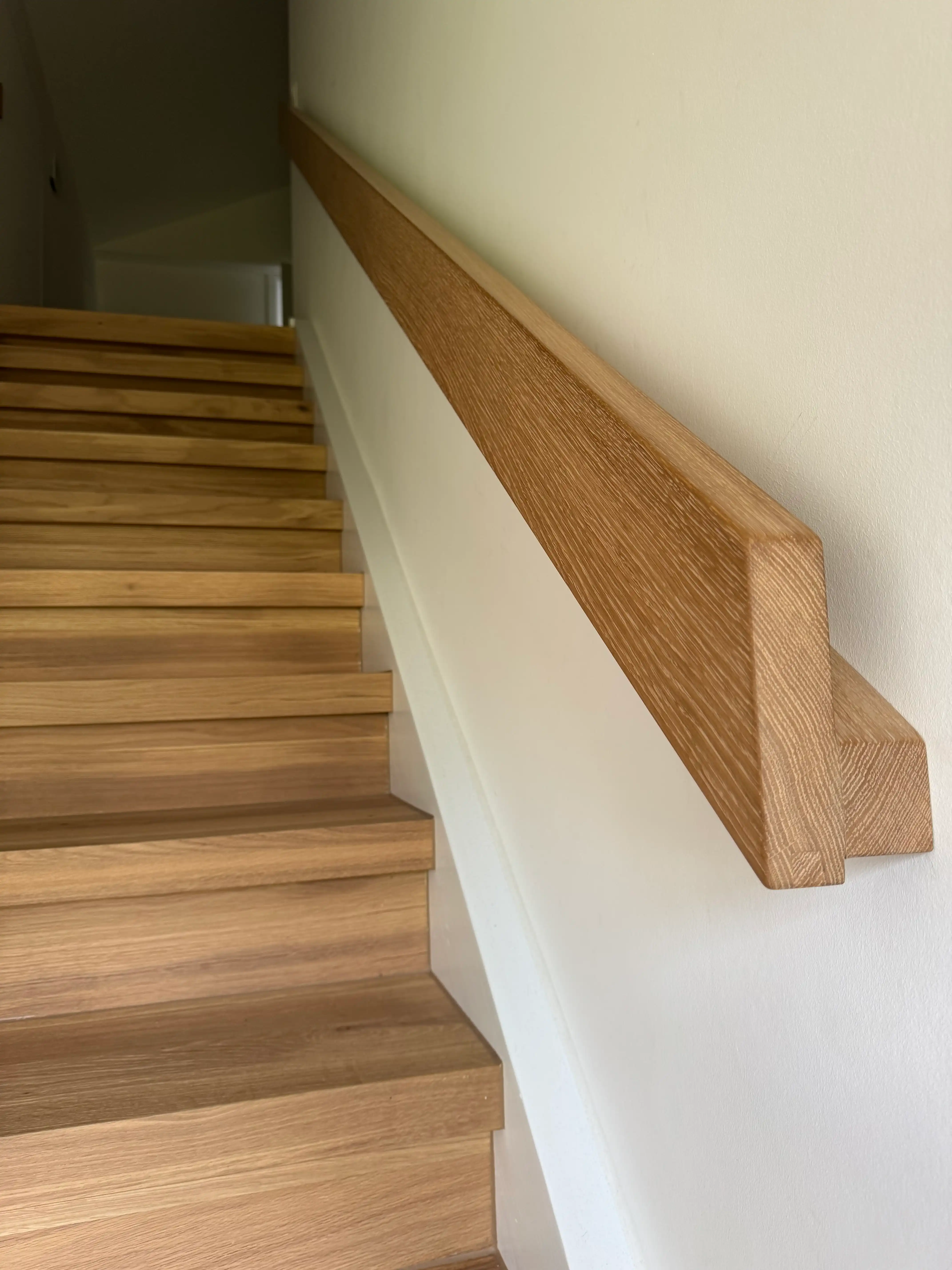 Handlauf in Eiche massiv mit LED Beleuchtung