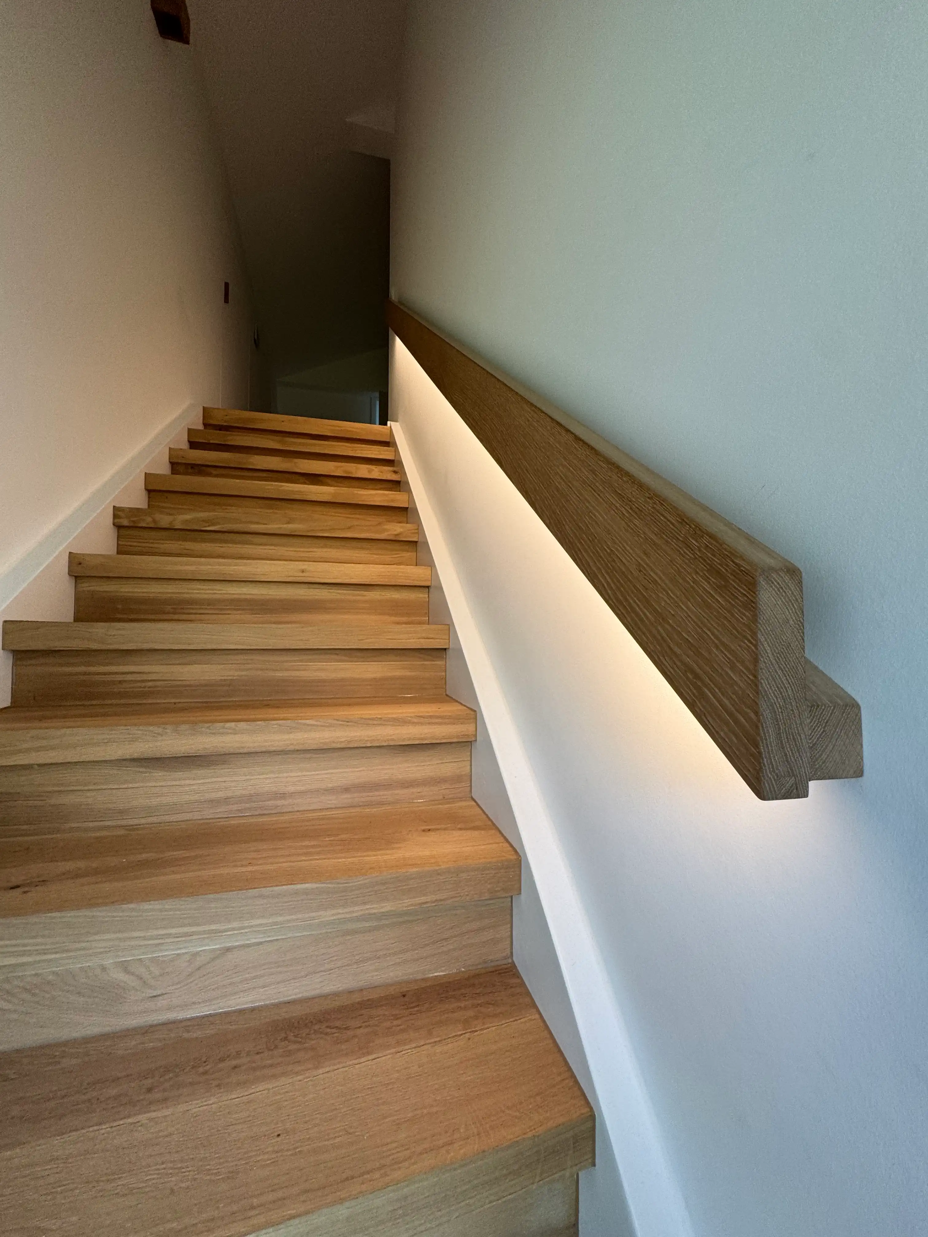 Handlauf in Eiche massiv mit LED Beleuchtung