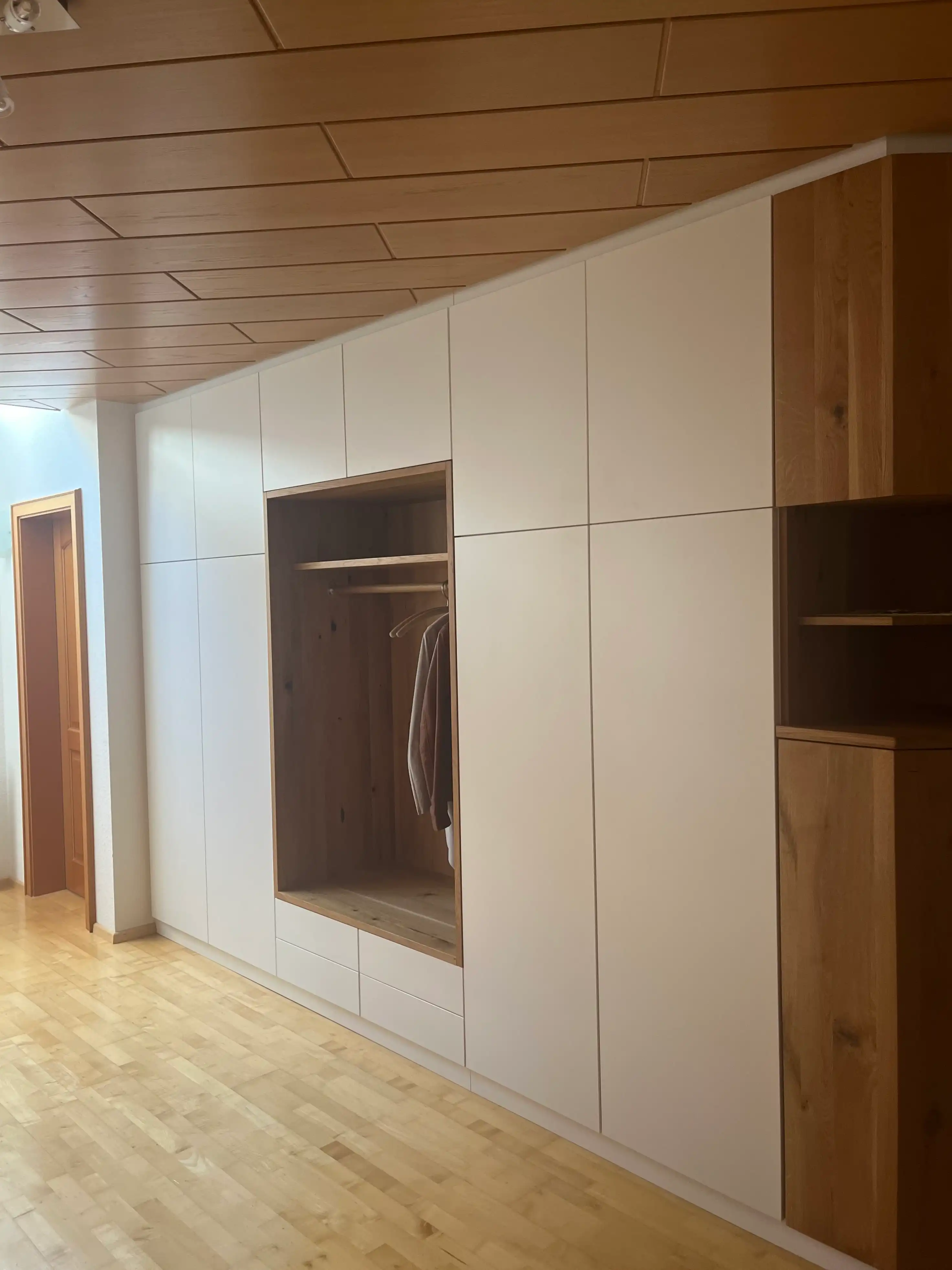 Garderobenschrank in Eiche und weiß
