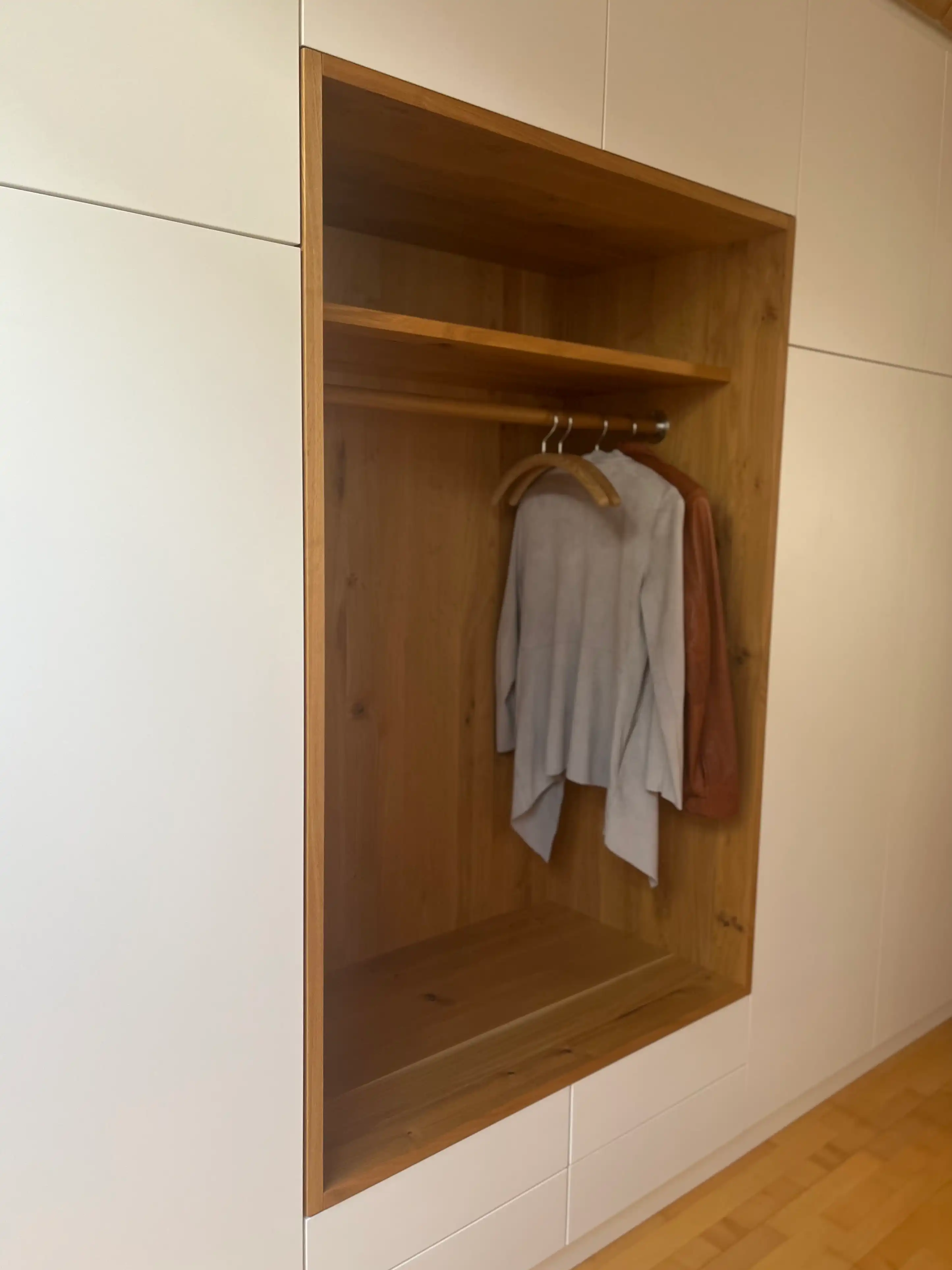 Garderobenschrank in Eiche und weiß