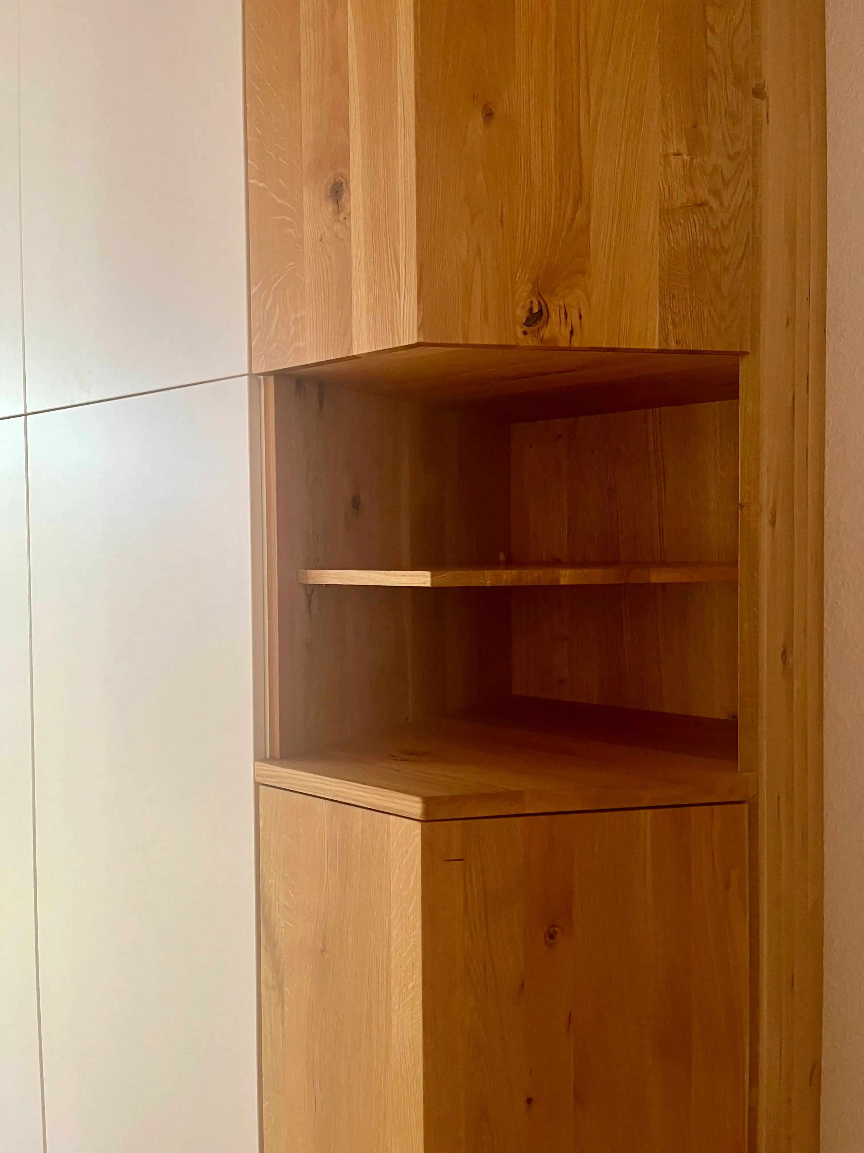 Garderobenschrank in Eiche und weiß