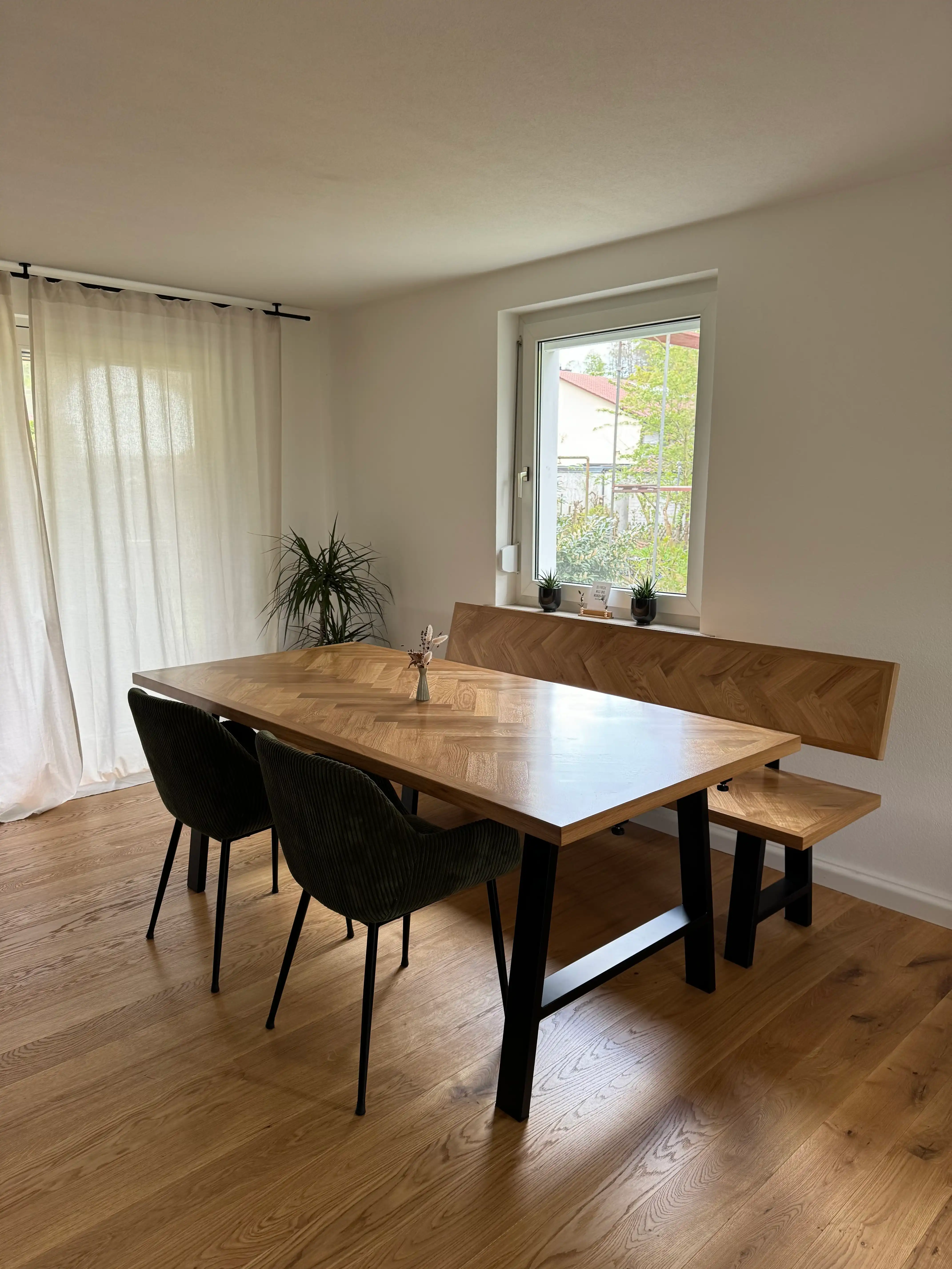 Tisch in Eiche mit Fischgräten Design
