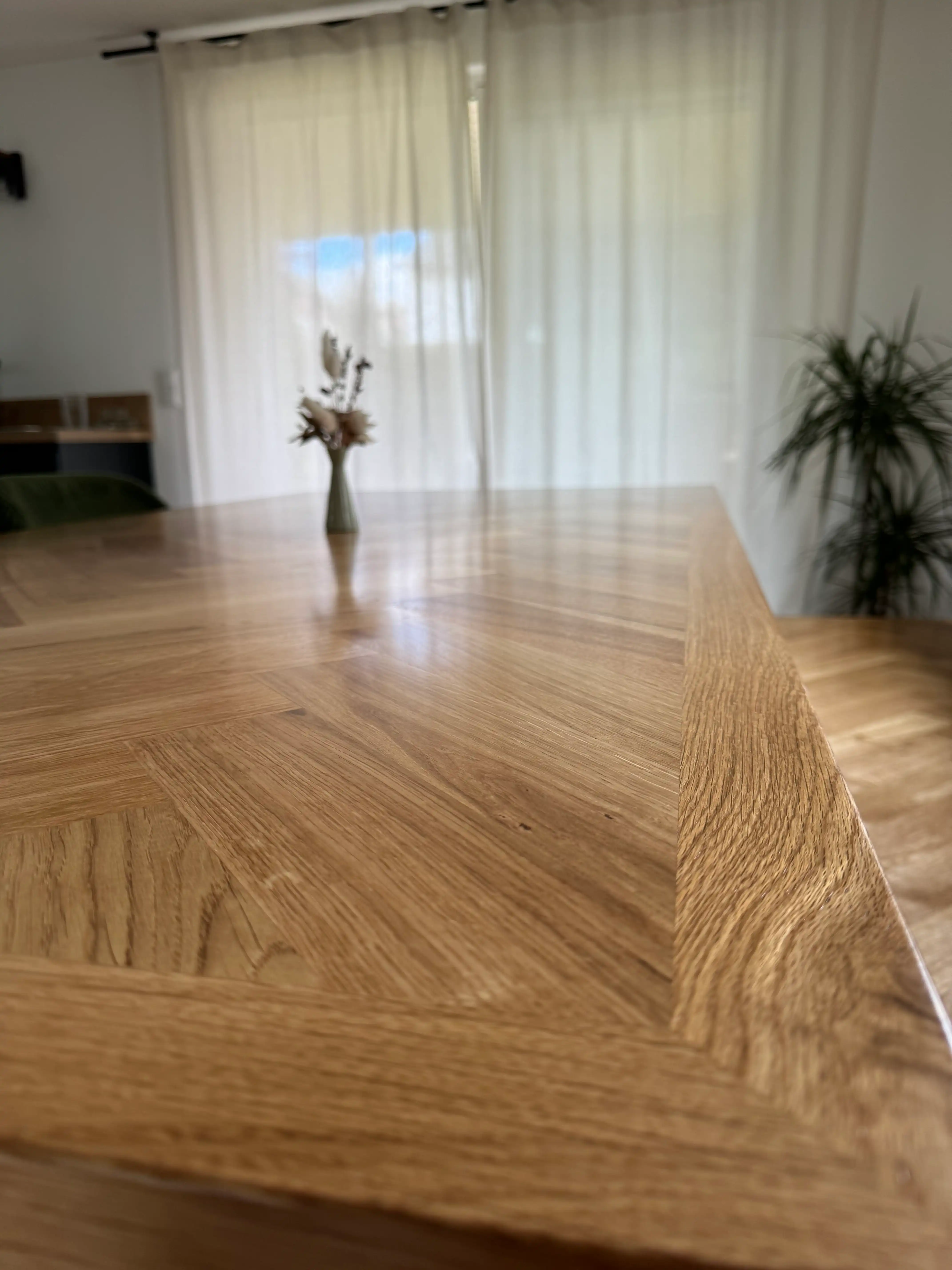 Tisch in Eiche im Fischgräten Design