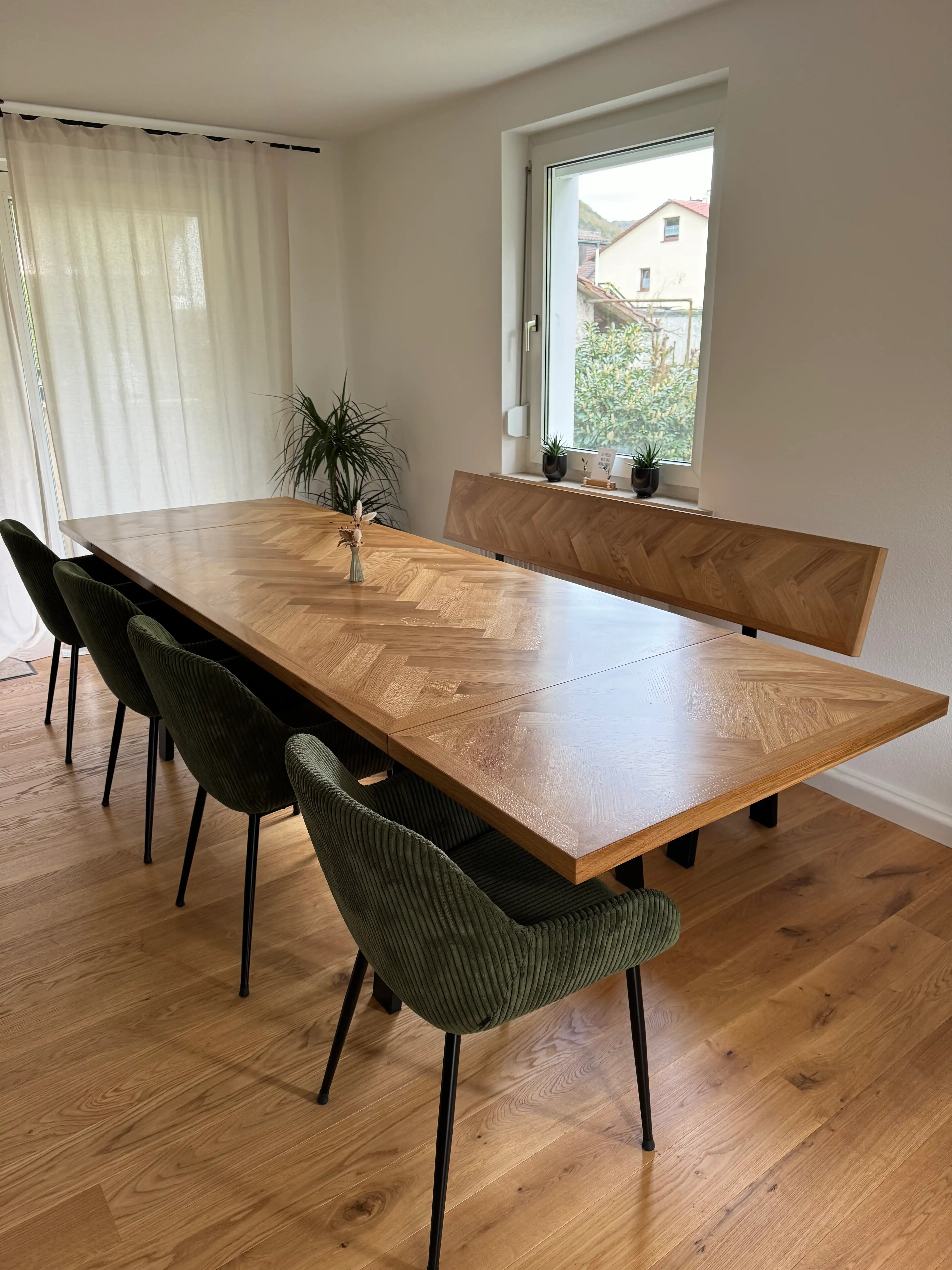 Tisch in Eiche mit Fischgräten Design