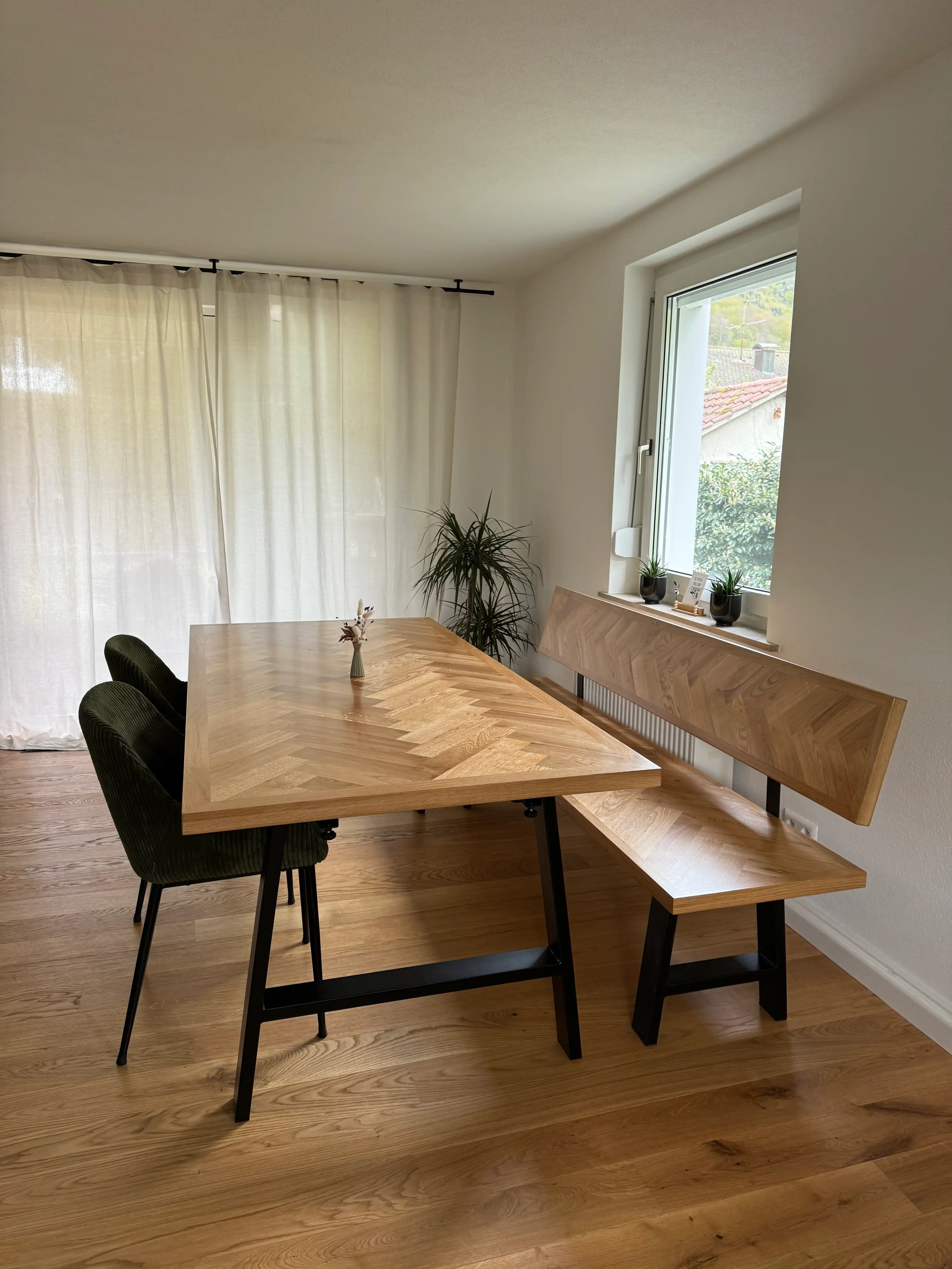 Tisch in Eiche im Fischgräten Design